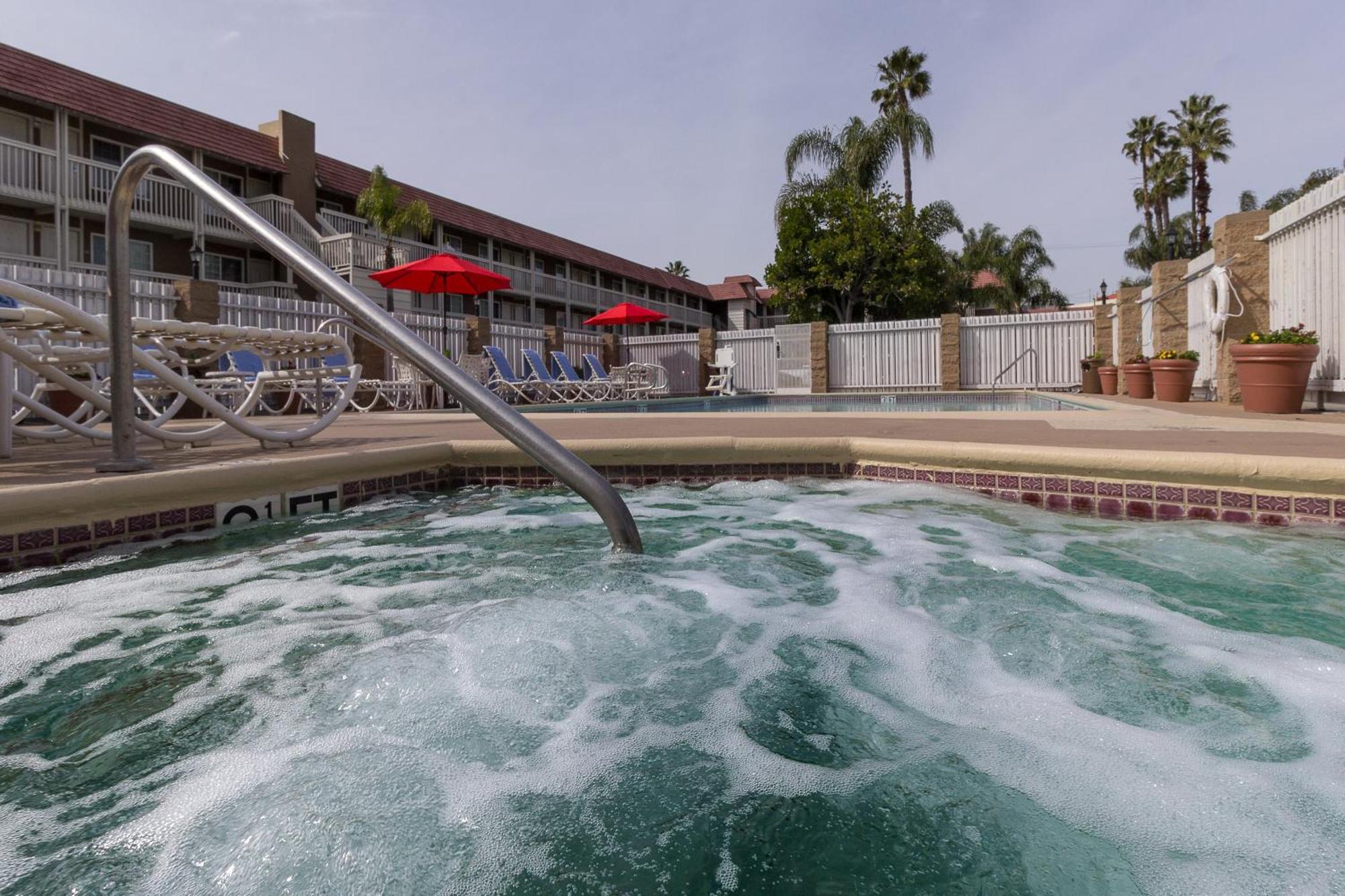 Ramada By Wyndham Costa Mesa/Newport Beach Екстер'єр фото