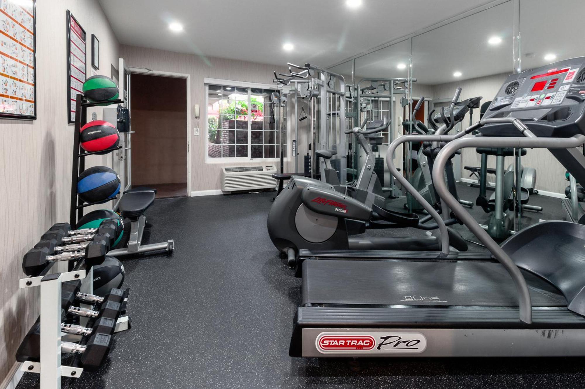 Ramada By Wyndham Costa Mesa/Newport Beach Екстер'єр фото